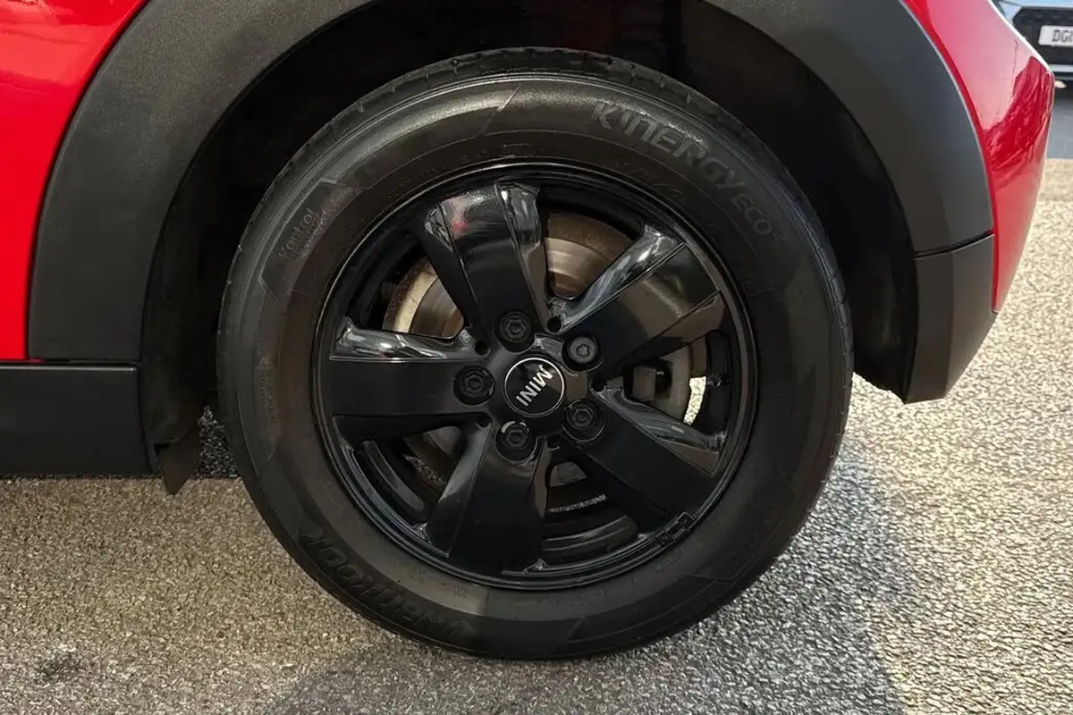 2019-mini-cooper-15-cooper-classic-hatchback-3d-big-8