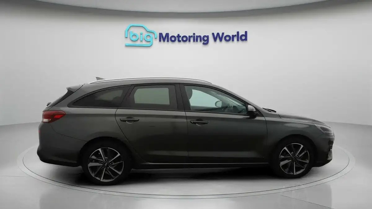 2022-hyundai-i30-10-t-gdi-premium-tourer-big-8