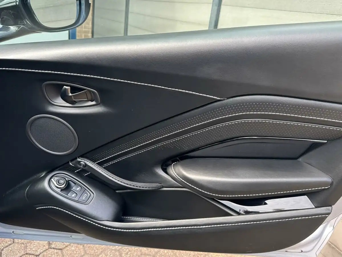2019-aston-martin-vantage-40-v8-vantage-big-17