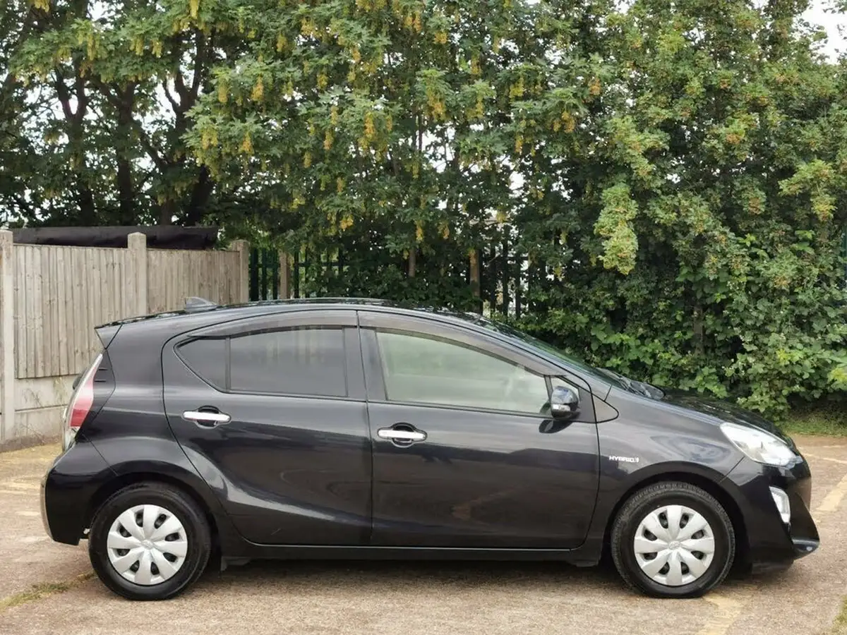 2016-toyota-aqua-15-hybrid-vvt-i-cvt-big-8