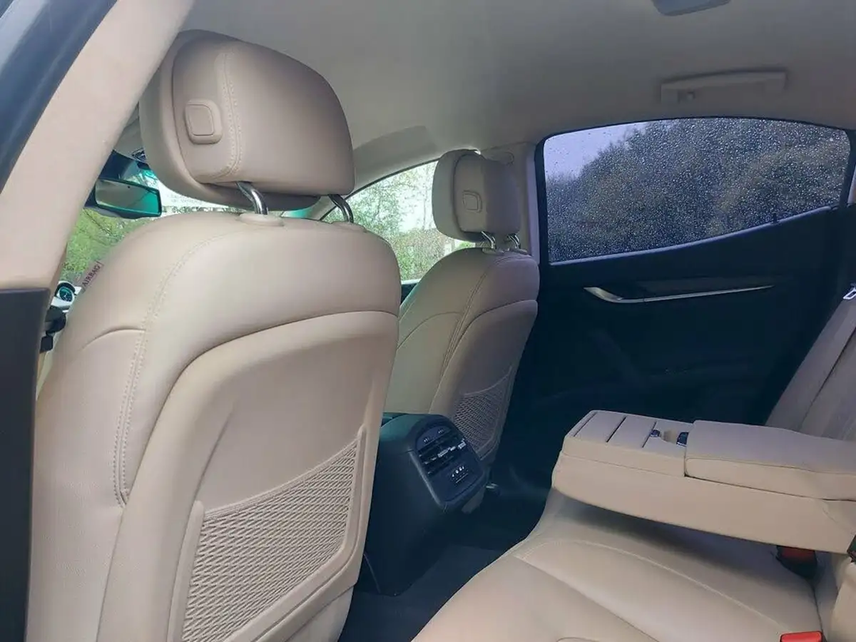 2015-maserati-ghibli-30td-big-24
