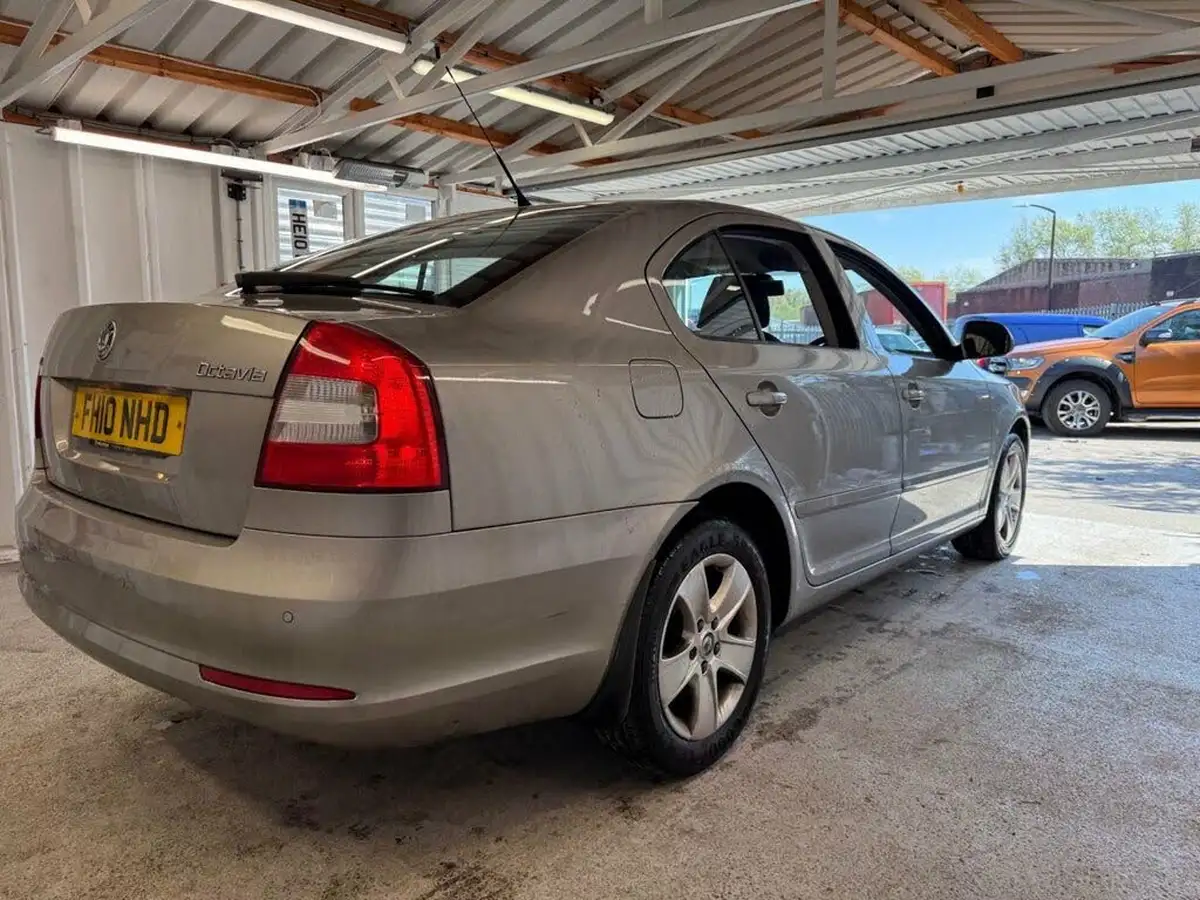 2010-skoda-octavia-20td-elegance-142ps-hatchback-dsg-big-6