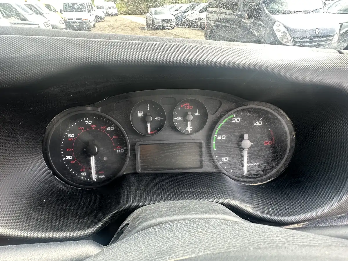 2015-iveco-daily-s-class-23td-35s13v-3000-h1-panel-big-18