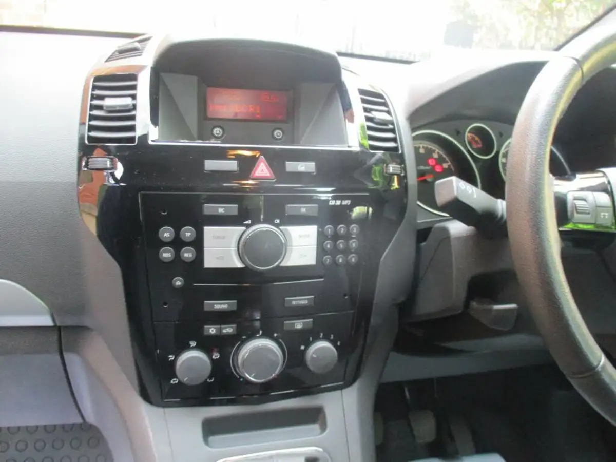 2013-vauxhall-zafira-16-exclusiv-big-32