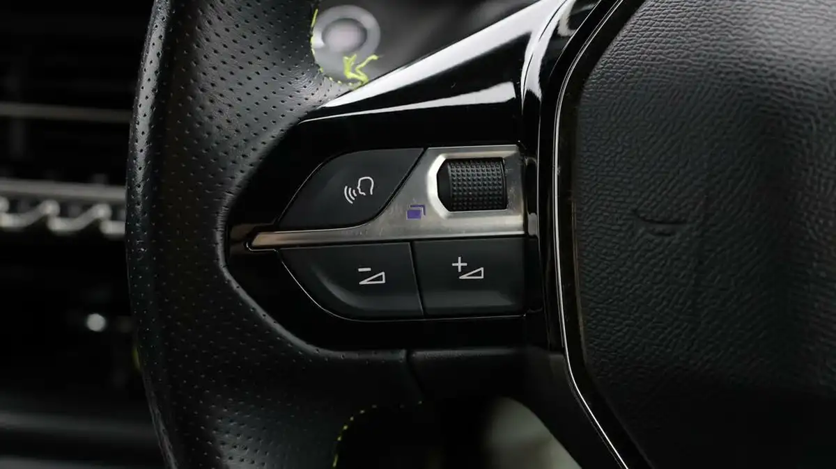 2020-peugeot-208-e-gt-big-21