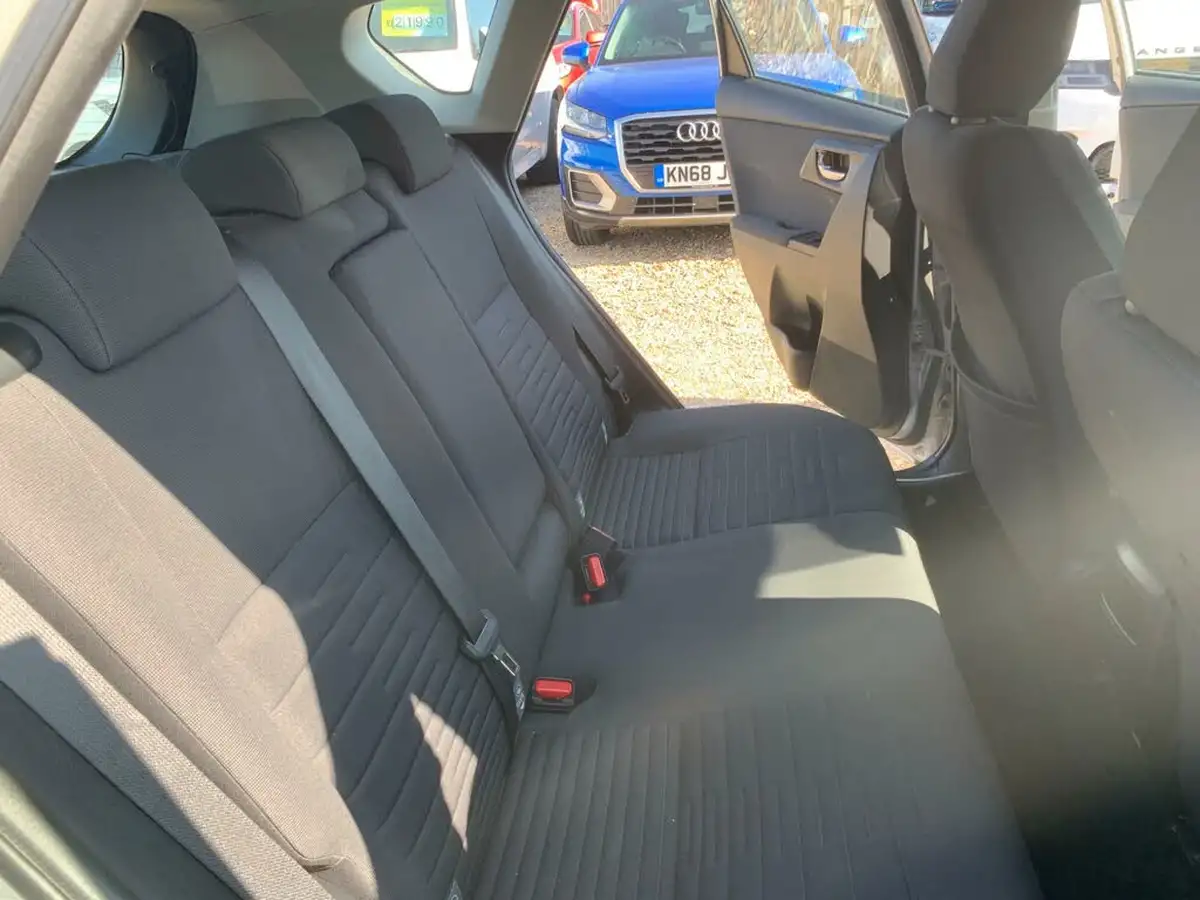 2016-toyota-auris-12-business-edition-hatchback-big-40