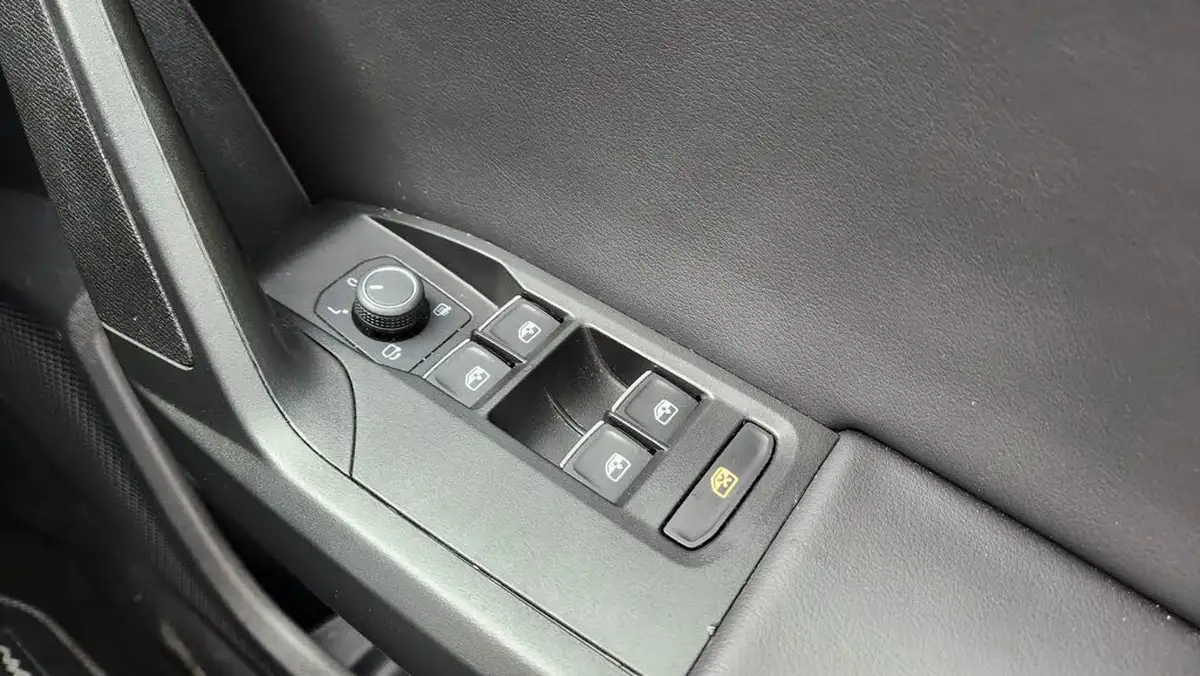 2021-seat-leon-14-e-hybrid-fr-hatchback-big-15