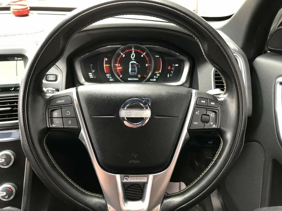 2014-volvo-xc60-24td-d5-r-design-215bhp-geartronic-big-31