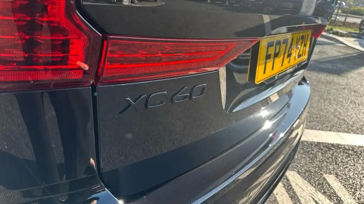 2025-volvo-xc60-20-b5-plus-black-edition-big-29