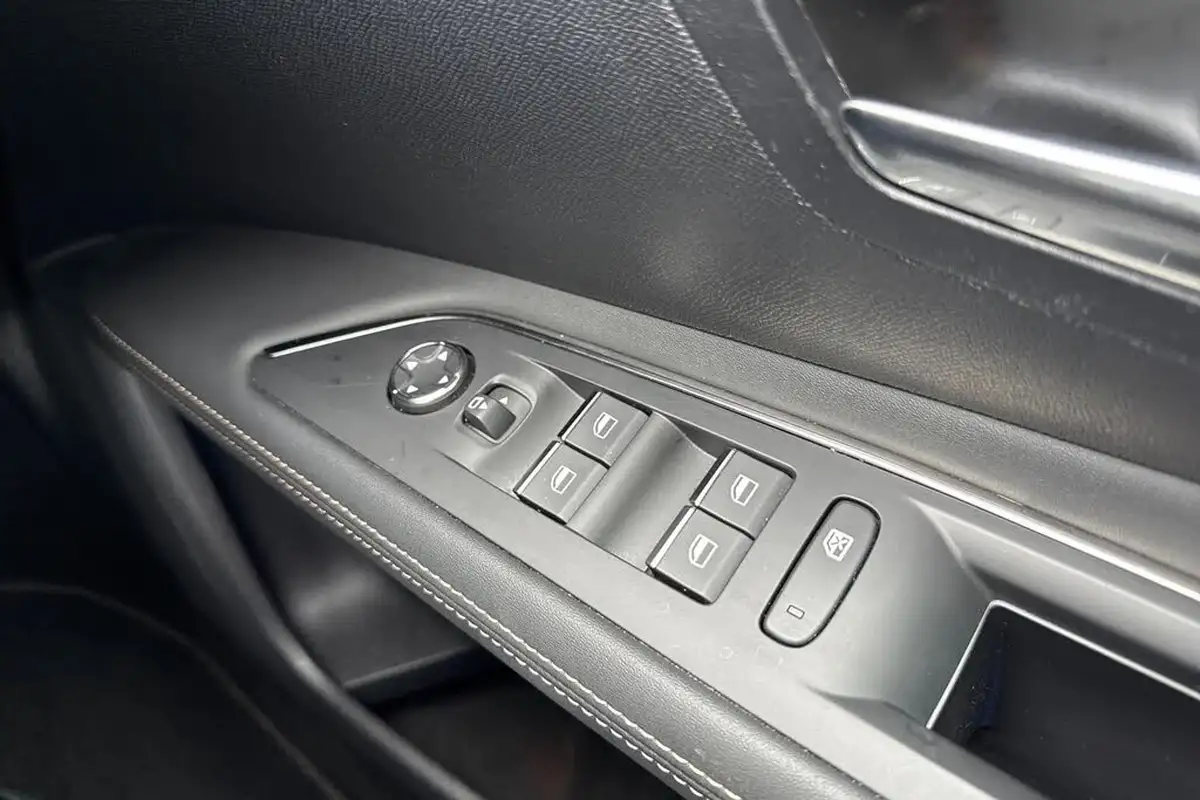 2022-peugeot-3008-suv-16-puretech-gt-225bhp-hybrid-e-eat8-big-48