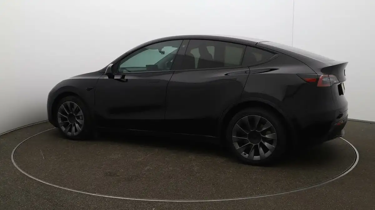 2022-tesla-model-y-e-long-range-big-38