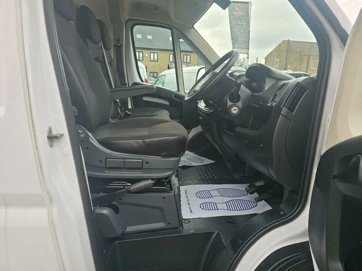 2022-citroen-relay-22bluehdi-35-l4h2-heavy-enterprise-big-18