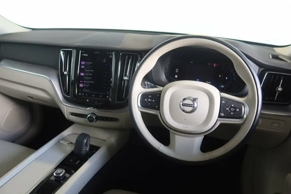 2021-volvo-xc60-20-b5-momentum-big-3