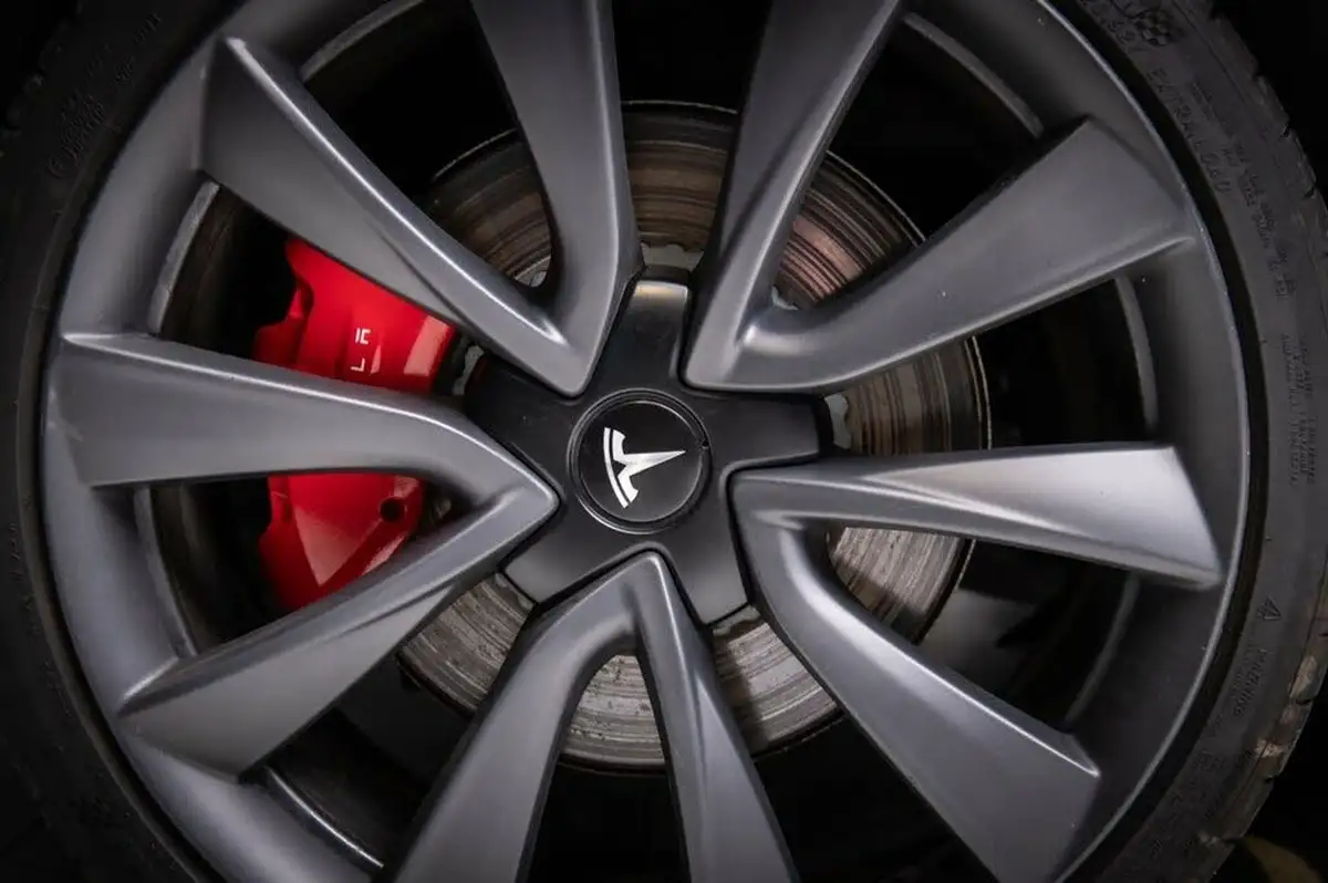 2020-tesla-model-3-e-performance-big-26