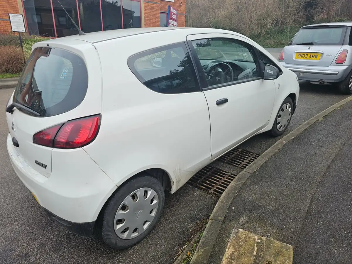 2010-mitsubishi-colt-11-cz1-3d-big-2
