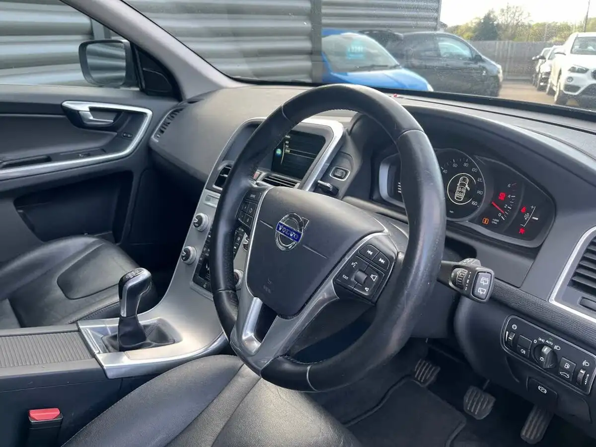 2016-volvo-xc60-20td-d4-se-nav-big-10