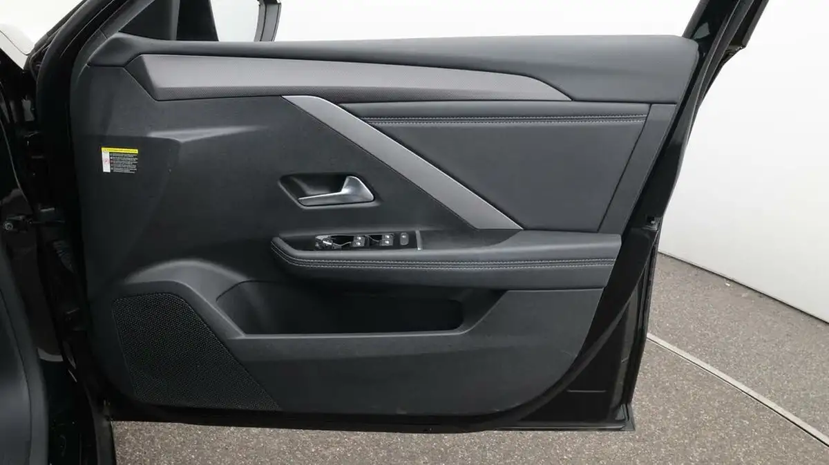 2023-vauxhall-astra-12-turbo-gs-hatchback-big-15