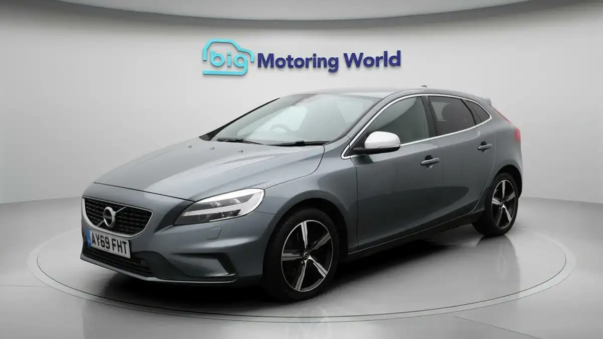 2019-volvo-v40-20-t3-r-design-edition-big-3