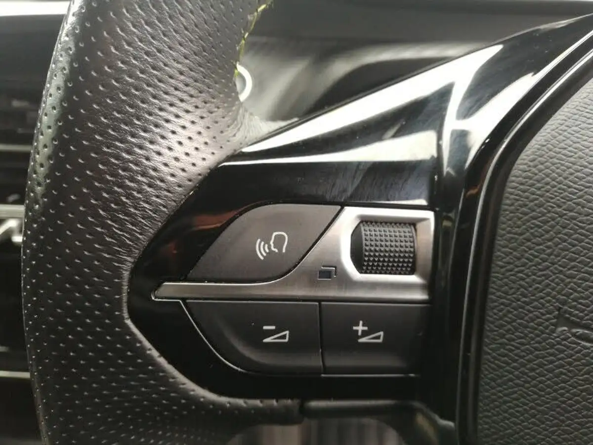 2023-peugeot-2008-suv-e-gt-136bhp-50kwh-station-wagon-big-13