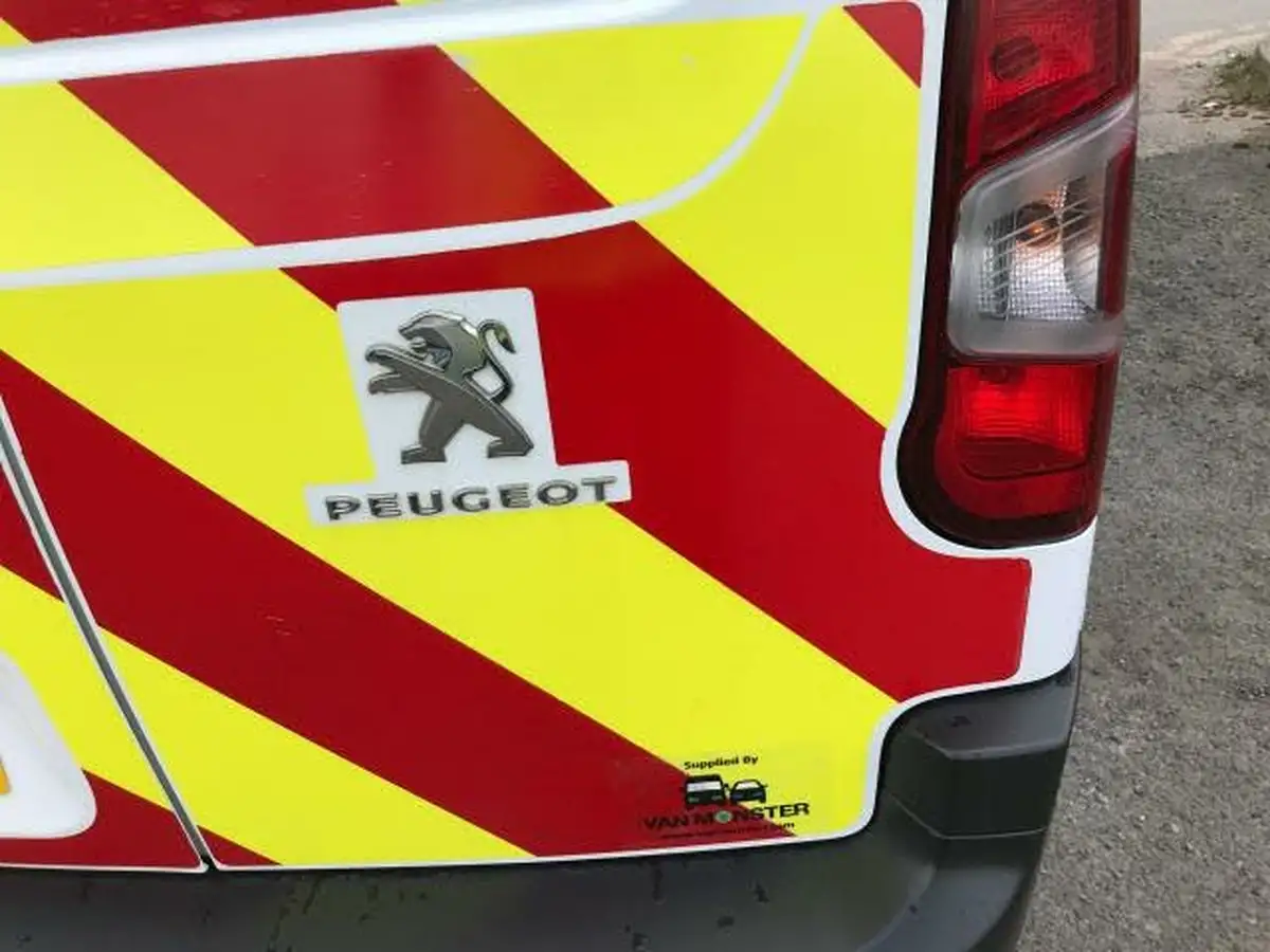 2019-peugeot-partner-16bluehdi-1000-professional-big-31