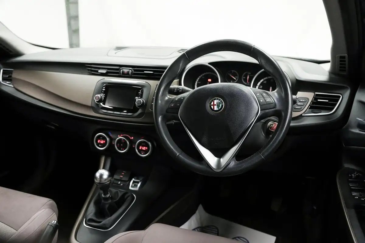 2014-alfa-romeo-giulietta-14-distinctive-multiair-170bhp-big-14