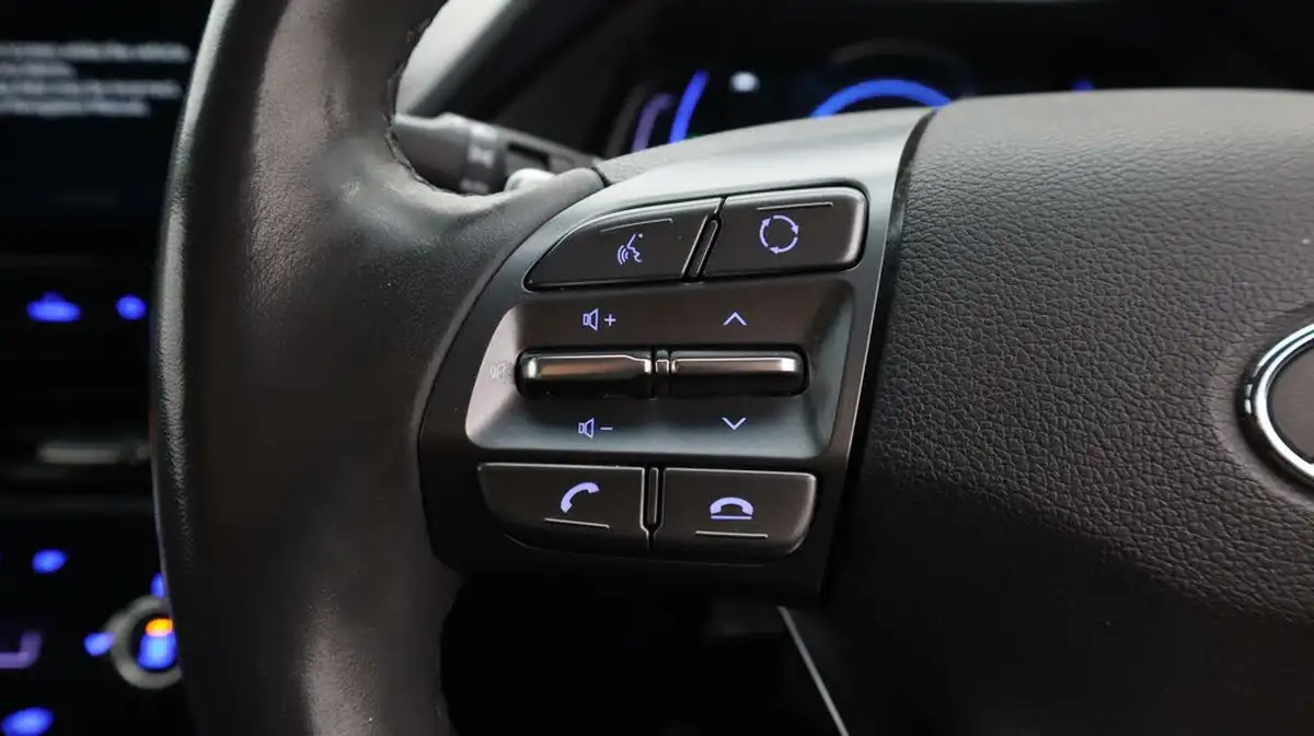 2022-hyundai-ioniq-e-premium-se-electric-big-24