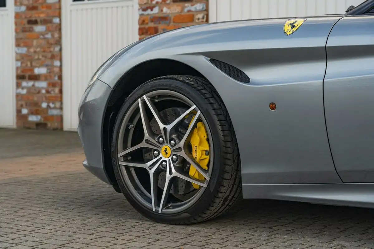 2016-ferrari-california-39-t-big-13
