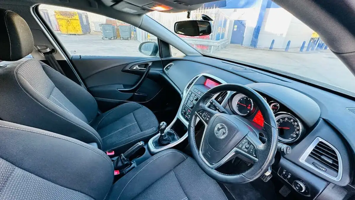 2015-vauxhall-astra-14-sri-vvt-16v-100ps-1398cc-big-25