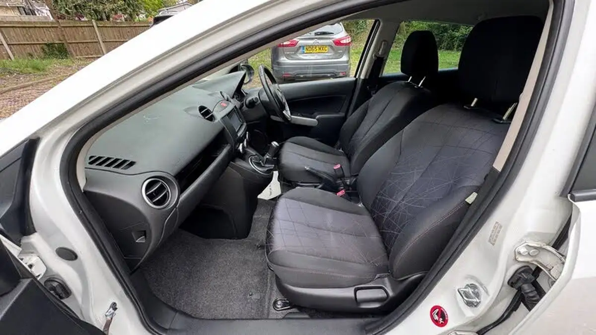 2013-mazda-mazda2-13-venture-big-29