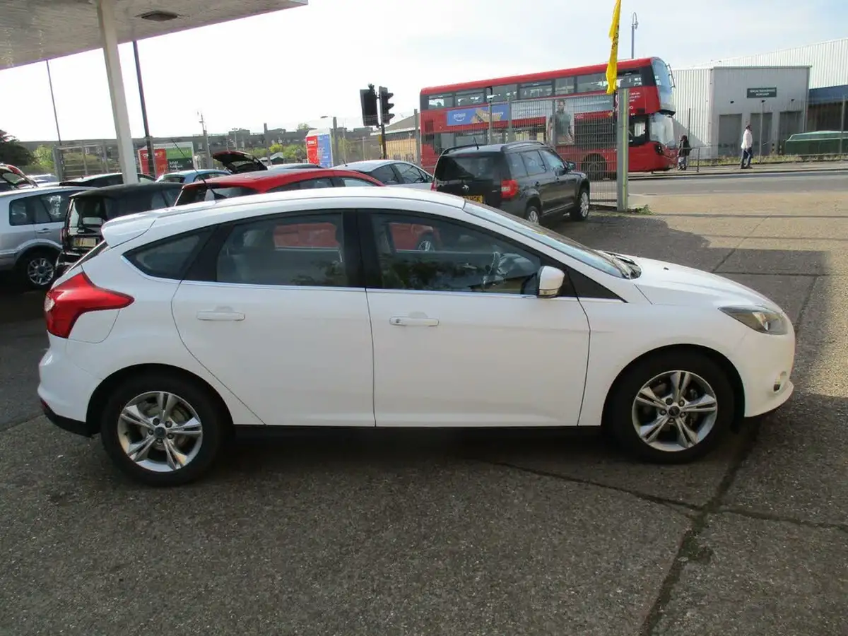 2012-ford-focus-16-zetec-ti-vct-105ps-hatchback-big-1