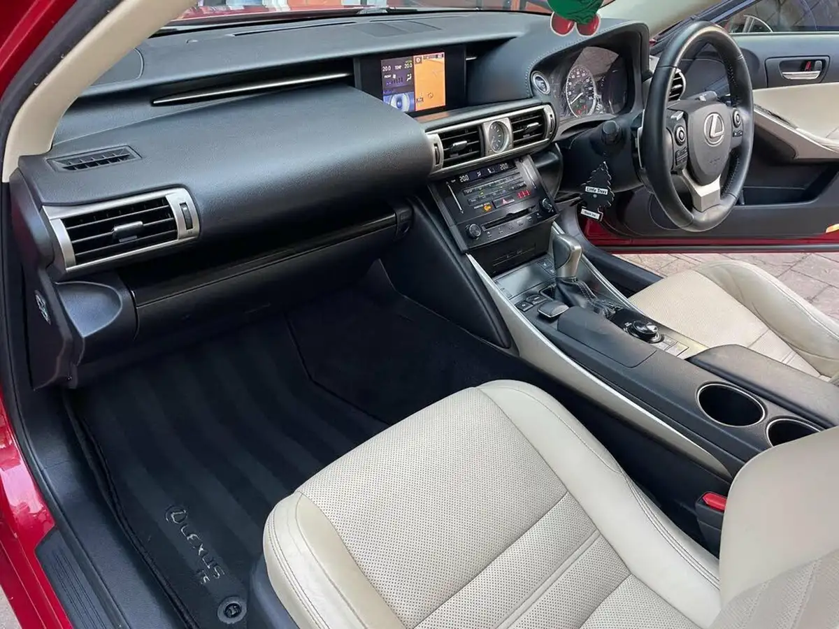 2014-lexus-is-300h-25-luxury-big-16