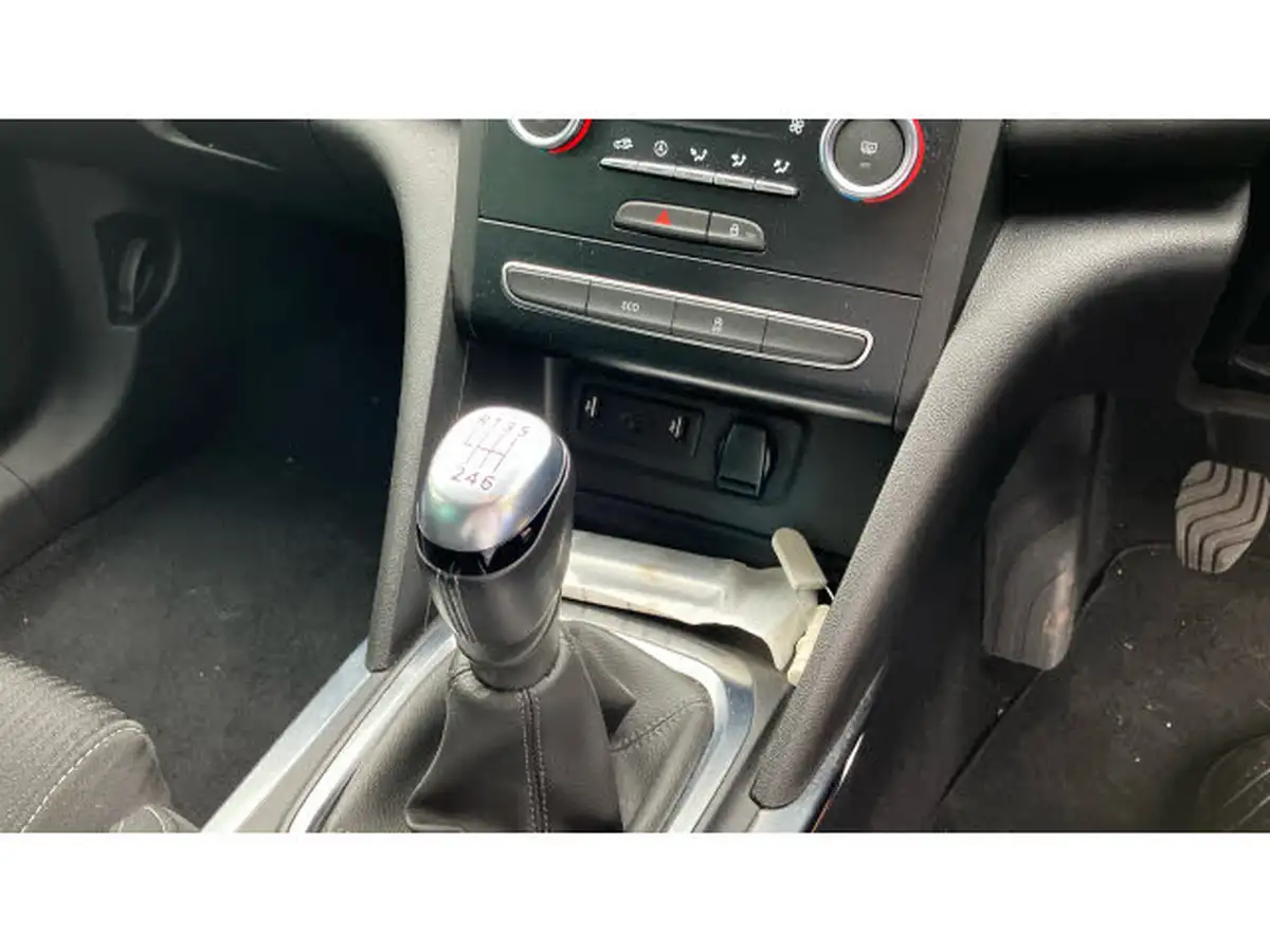 2020-renault-megane-13-tce-iconic-hatchback-big-12
