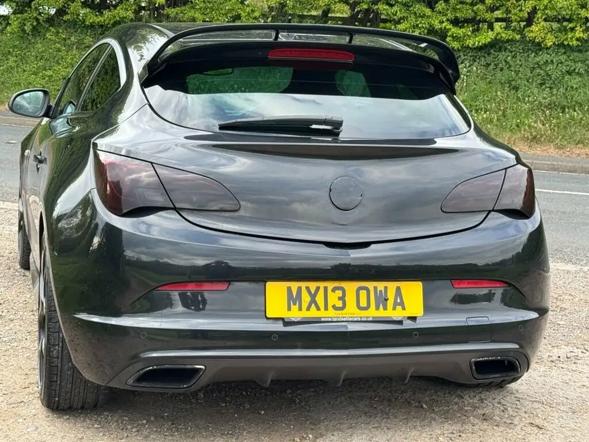 2013-vauxhall-astra-20-vxr-big-12
