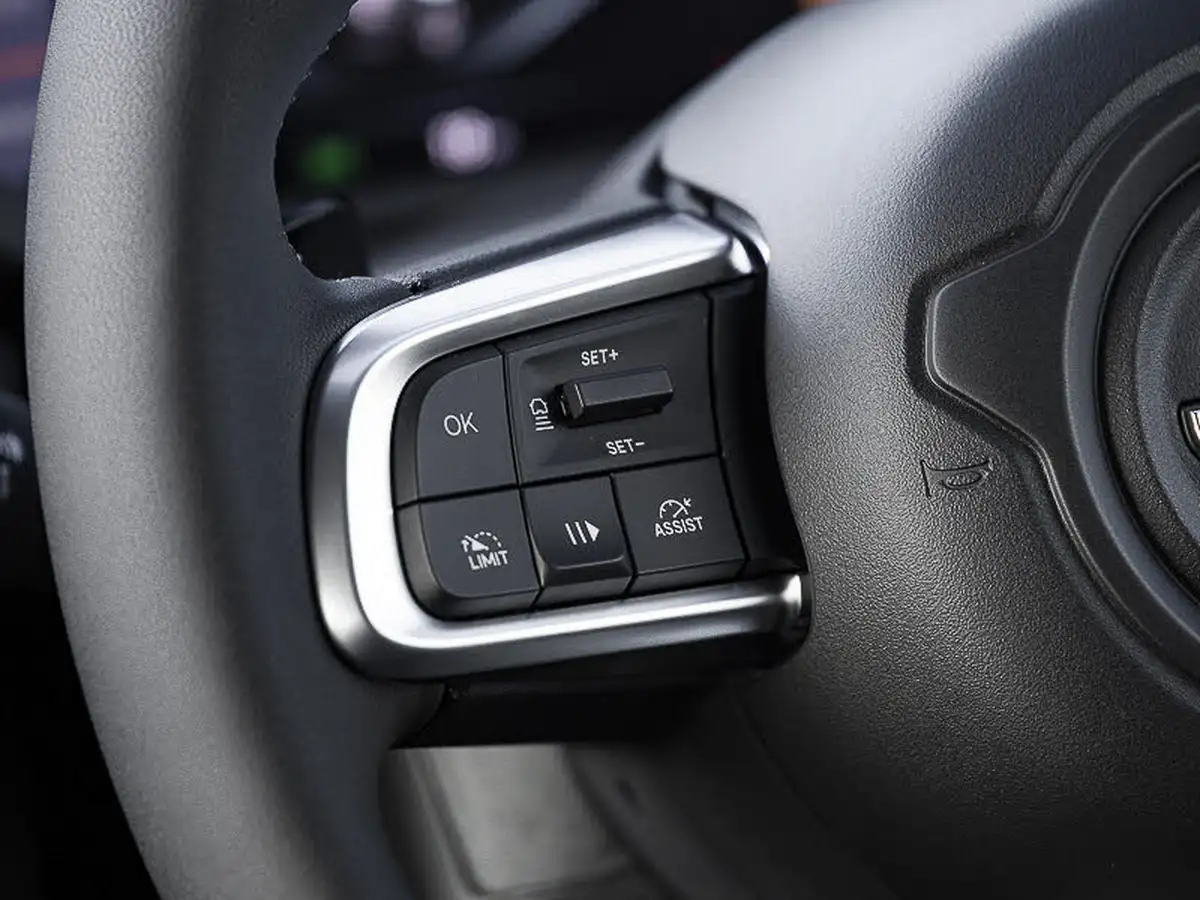 2025-jeep-avenger-12-gse-summit-e-hybrid-48v-auto-big-11