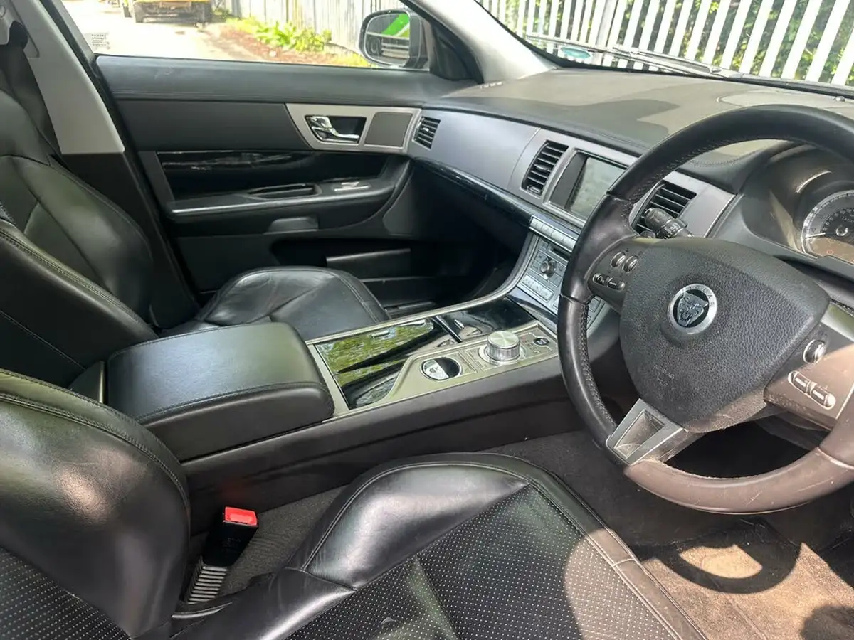 2010-jaguar-xf-30td-s-premium-luxury-big-12