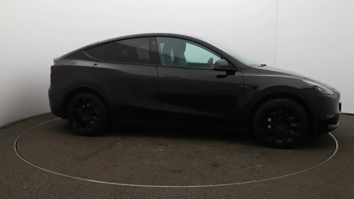 2022-tesla-model-y-e-long-range-big-38
