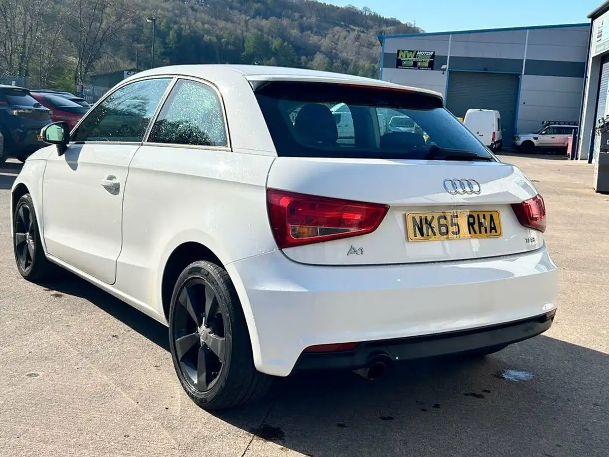 2015-audi-a1-10-sport-hatchback-3d-big-6