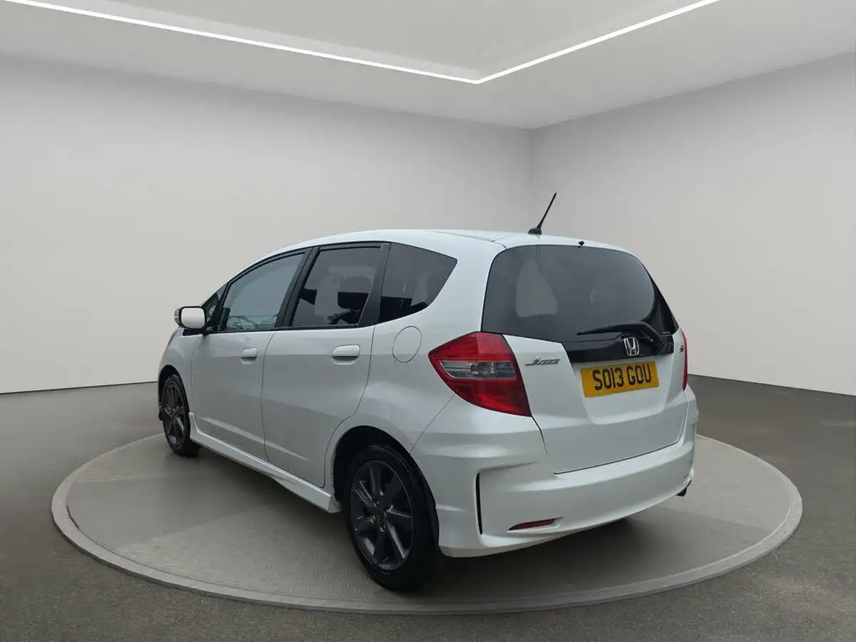 2013-honda-jazz-14-si-big-2