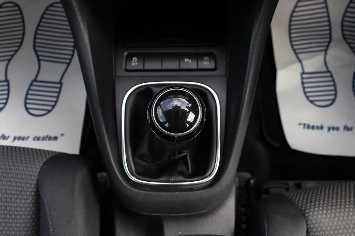2012-volkswagen-golf-16td-blue-motion-match-5d-big-27