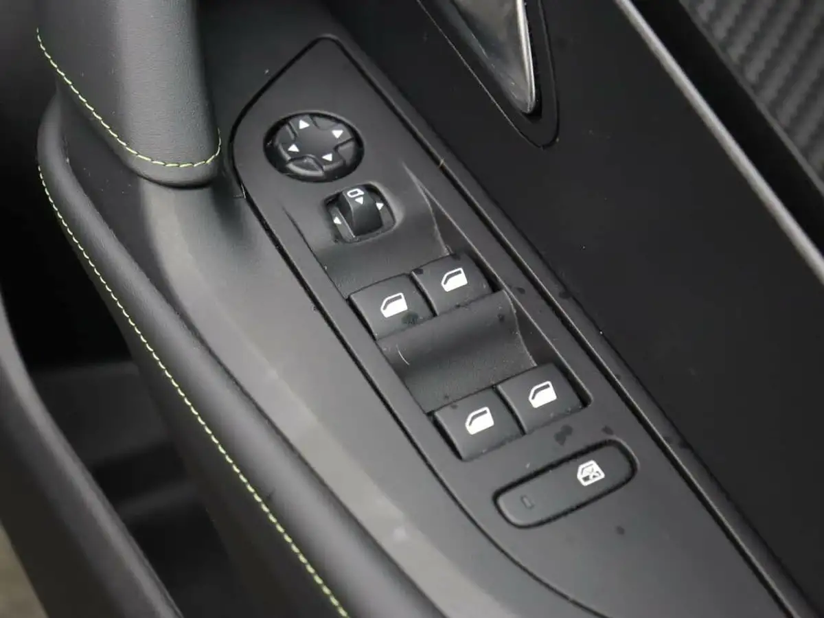 2024-peugeot-2008-suv-e-gt-136ps-50kwh-big-17