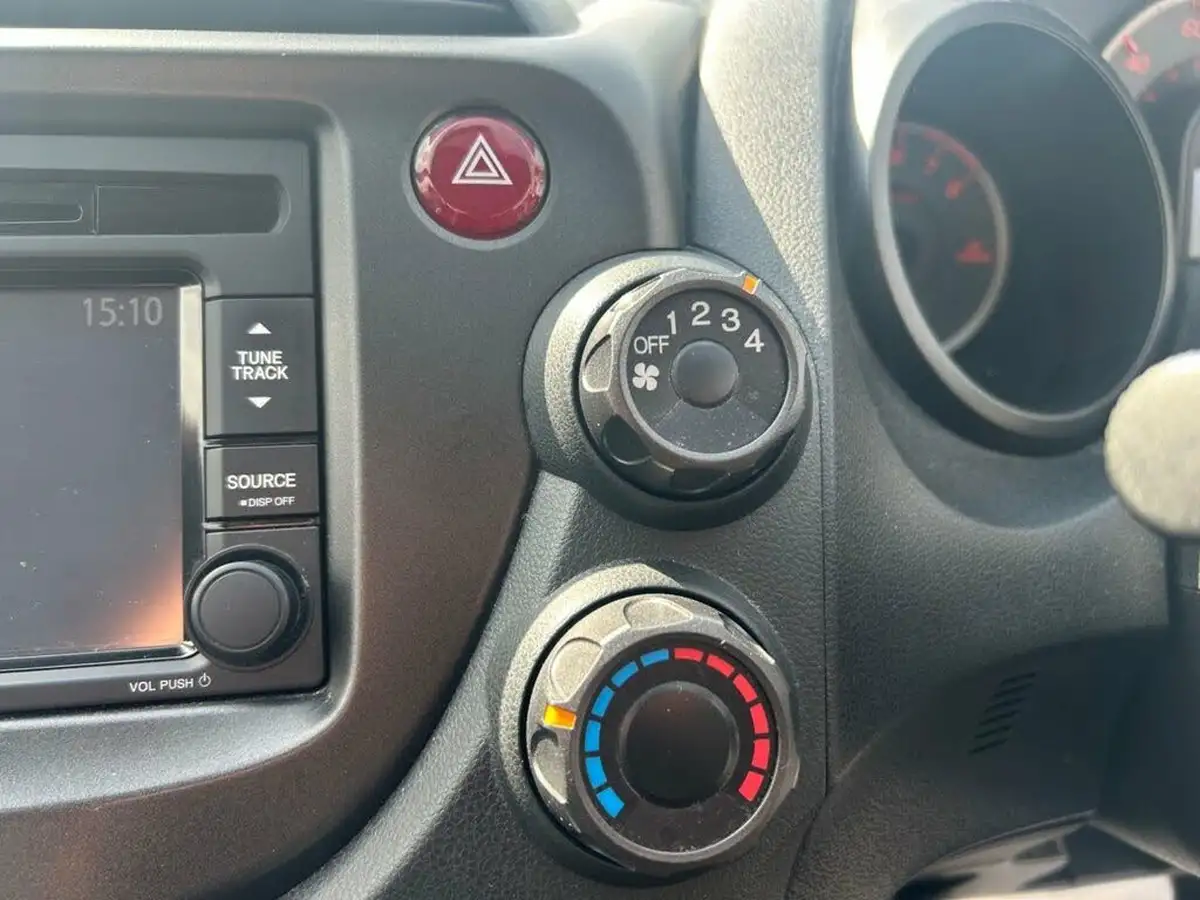 2013-honda-jazz-12-s-big-30