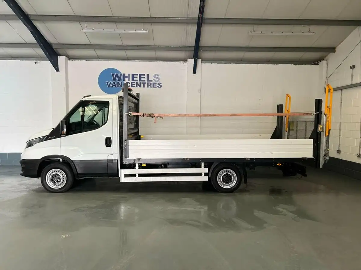 2023-iveco-daily-s-class-23td-35s14-3000-chassis-cab-big-1