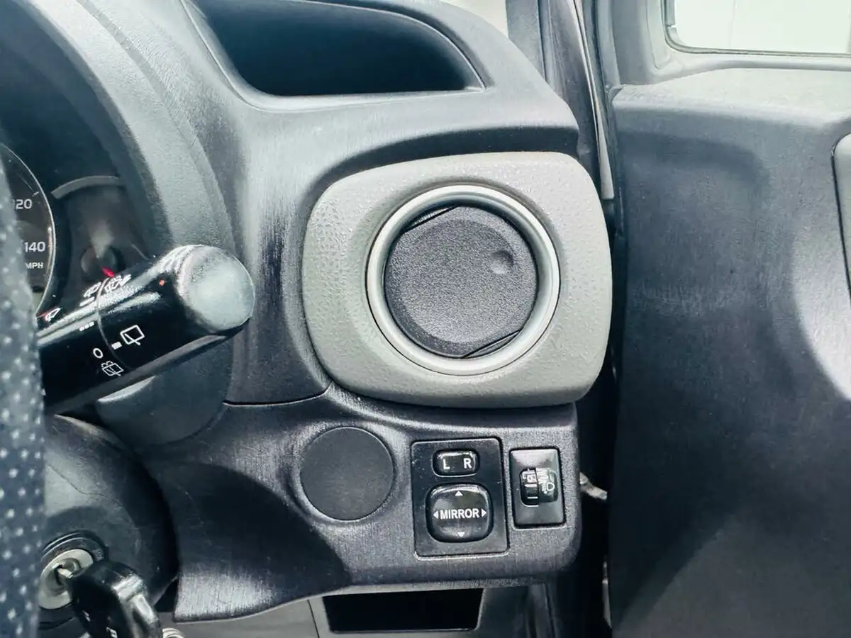 2013-toyota-yaris-133-sr-vvt-i-5d-big-15