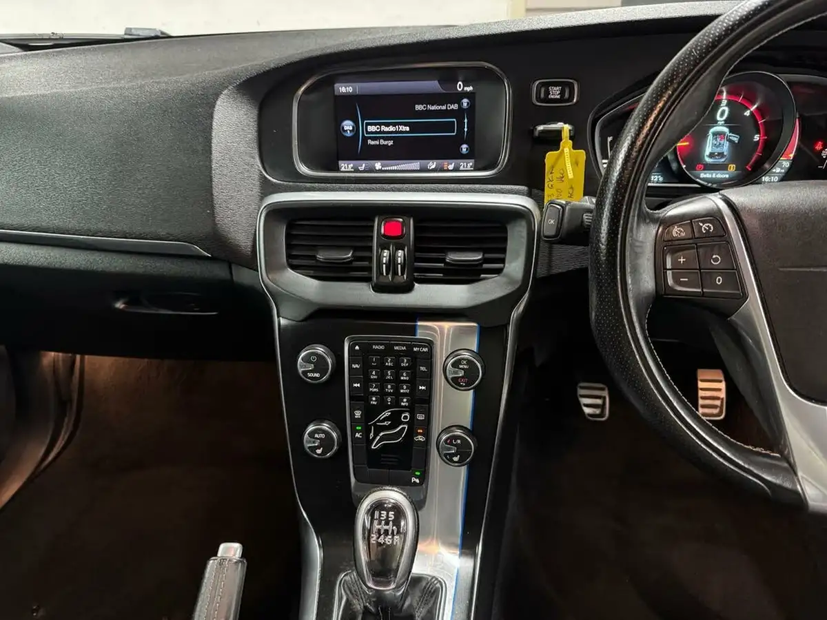 2014-volvo-v40-20td-d3-r-design-lux-nav-big-21