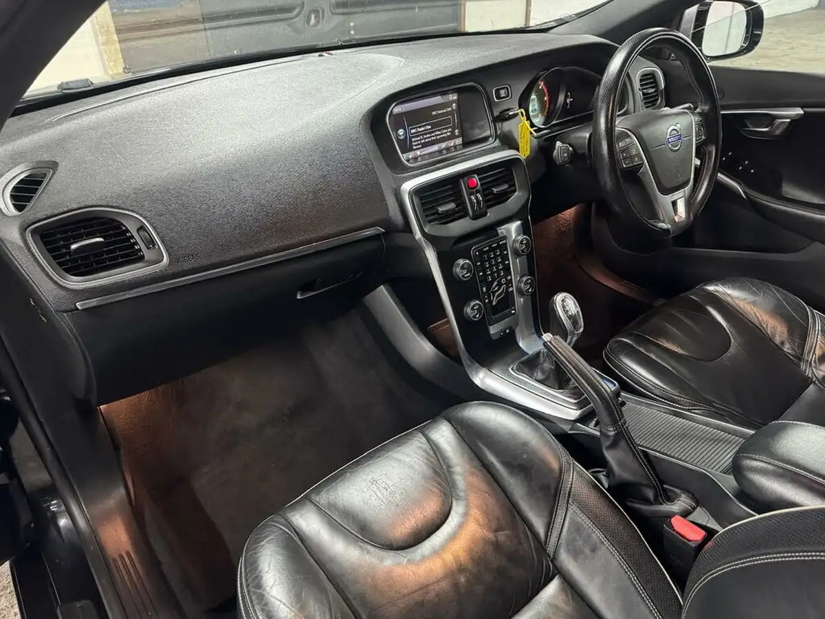 2014-volvo-v40-20td-d3-r-design-lux-nav-big-45