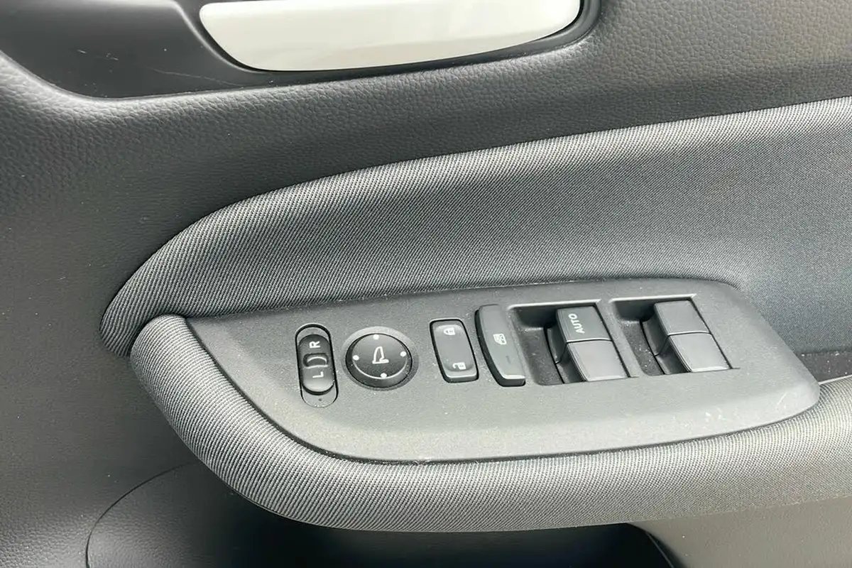 2021-honda-jazz-15-i-mmd-se-107ps-big-14