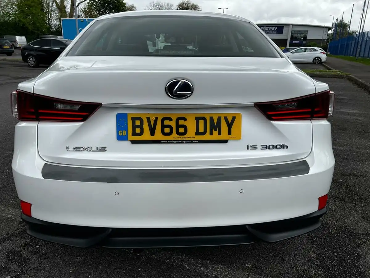 2016-lexus-is-300h-25-sport-big-5