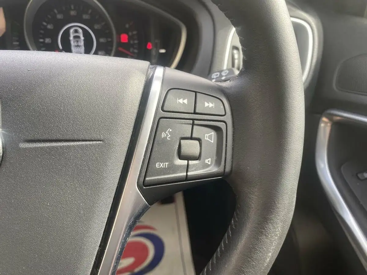 2019-volvo-v40-20-t2-momentum-edition-big-46