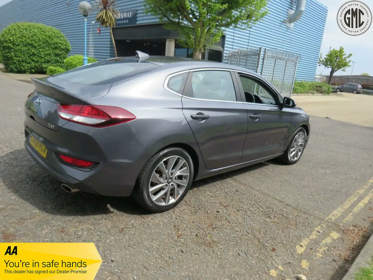 2018-hyundai-i30-14-t-gdi-se-nav-isg-fastback-dct-big-8