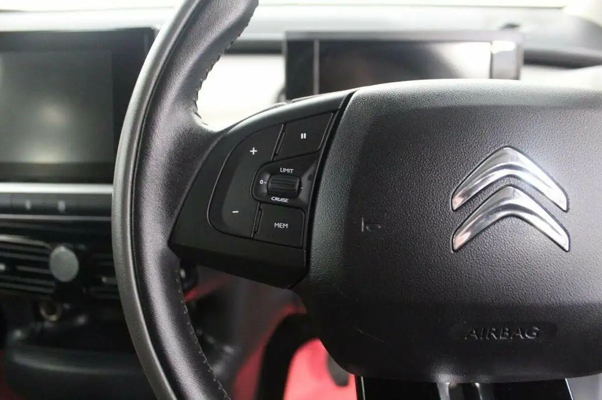 2016-citroen-c4-cactus-16bluehdi-flair-big-36